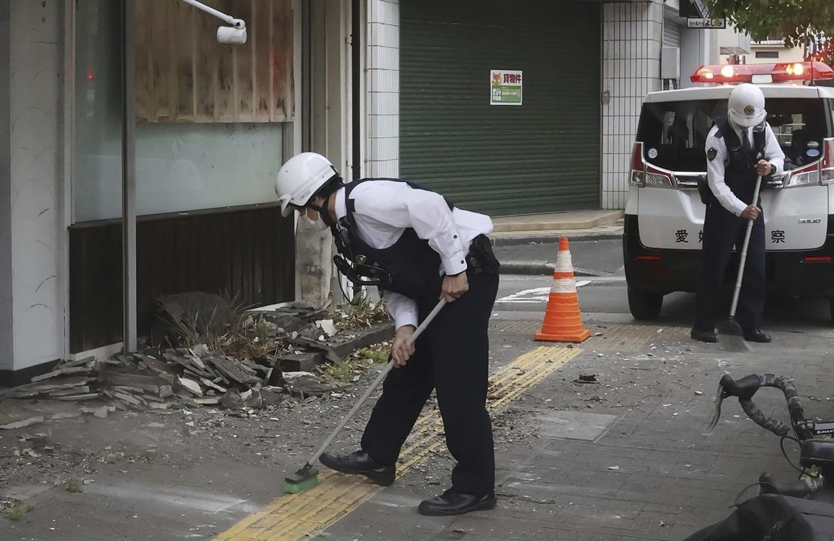 Strong Quake In Southwestern Japan Leaves With Minor Injuries But No