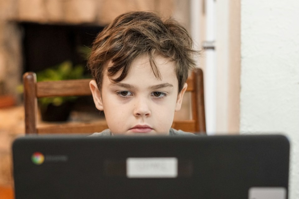 kid-on-computer