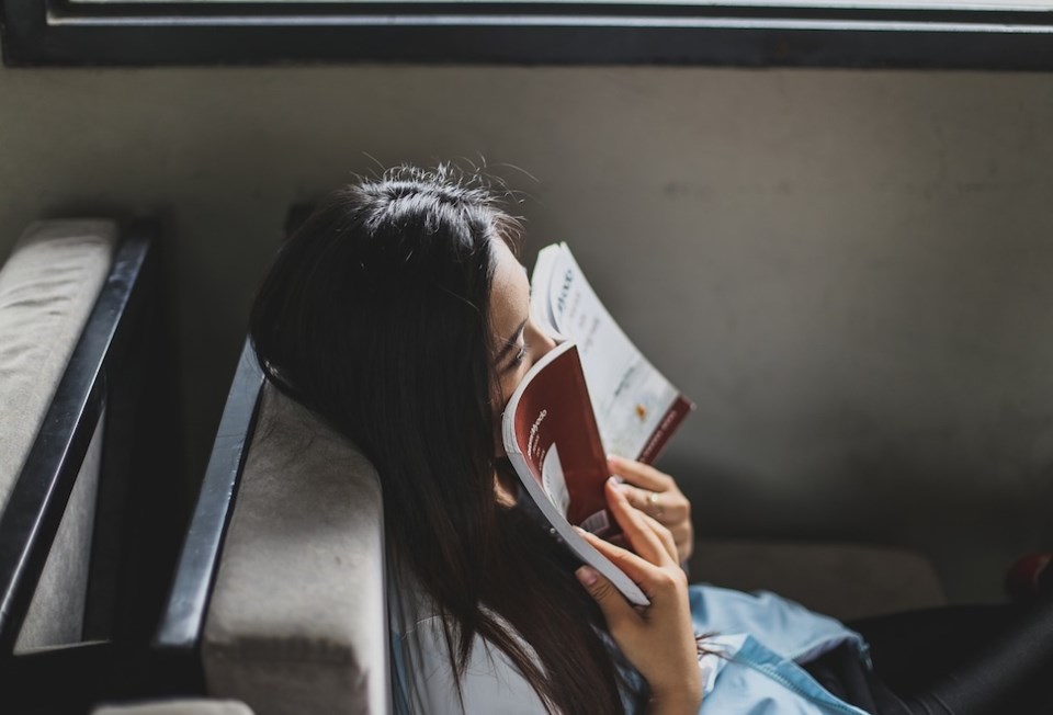 woman-reading-book