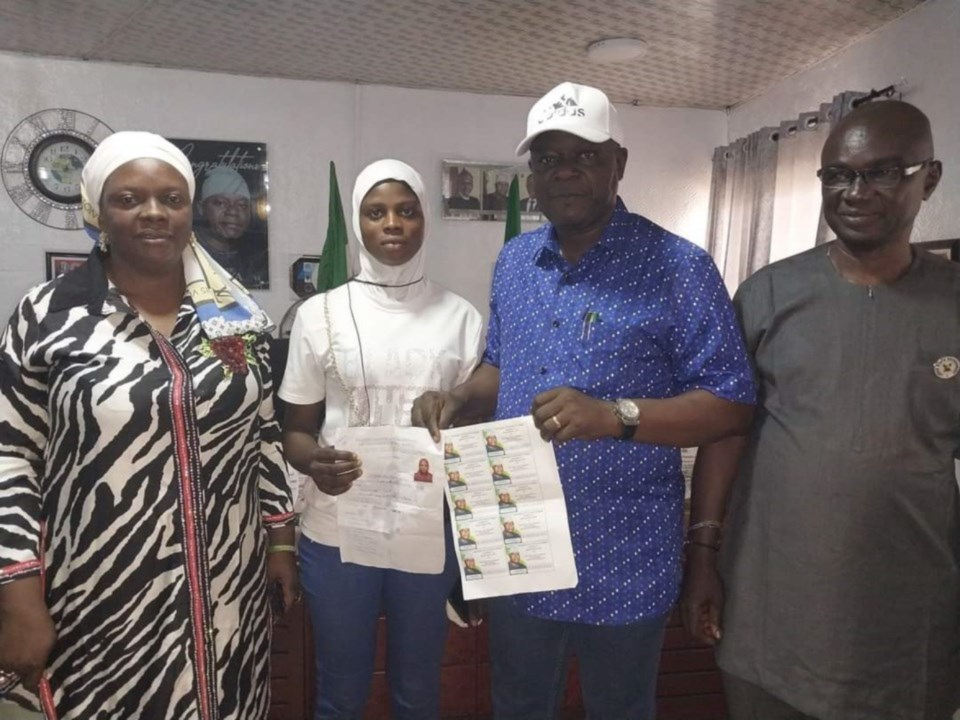 Akinsanya distributes free 100 GCE forms 