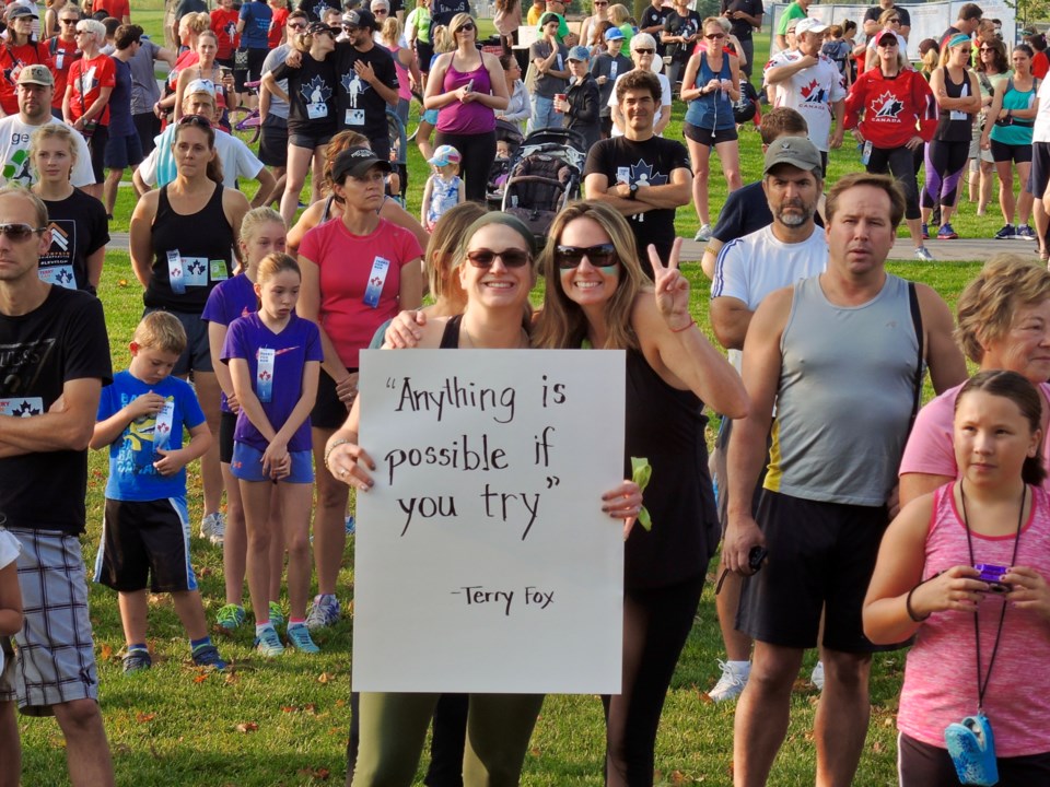 2017-09-17 Terry Fox Run 6 Ladies with sign