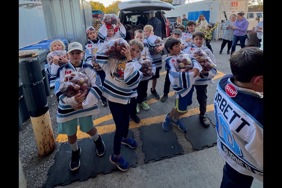 The Apples for Hockey initiative by the Barrie Colts U10B and U12A Blue rep teams collected 1,173 pounds of apples for the Barrie Food Bank.