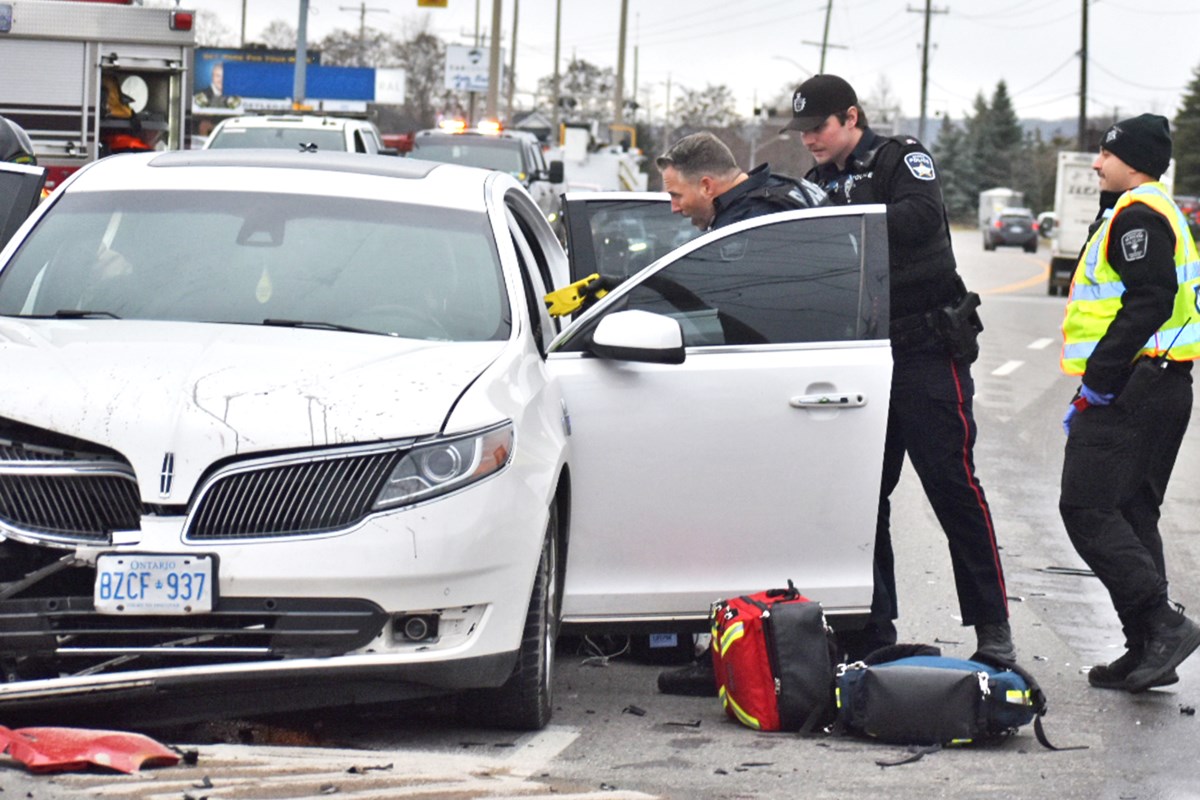 Barrie Police Armed With Taser Arrest Man At Crash Scene - Barrie News