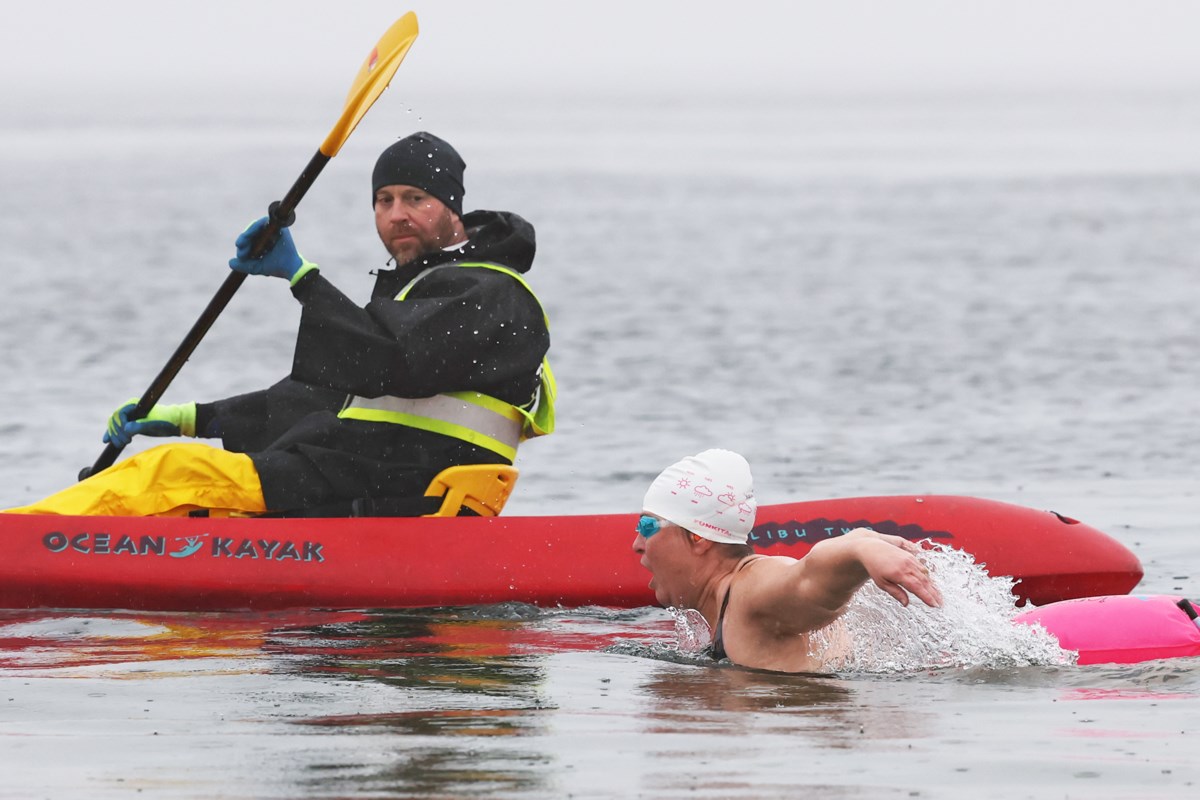 Swimmer attempts to be first Canadian to claim ‘ice mile’ world record (VIDEO)