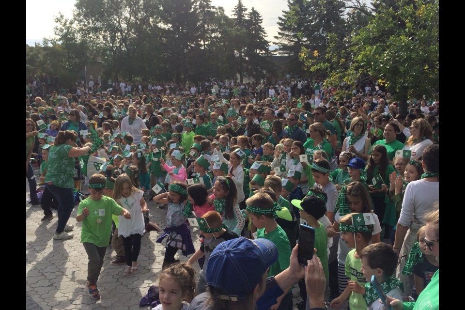 Hundreds of students gather at North By City Hall to celebrate Franco-Ontarian Day