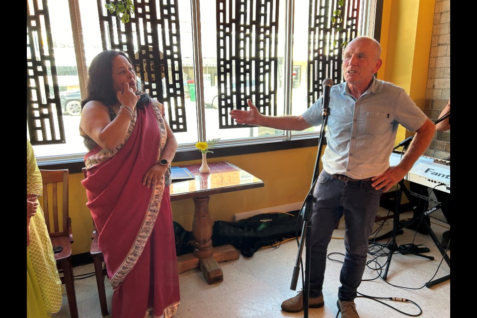 Laxmi Konwar and Gary Gardiner chat at the Himalayan Cafe.  Photo by Chris Dawson/BayToday. 