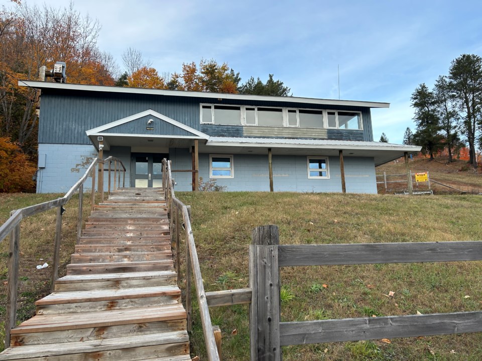 2023-10-23-laurentian-ski-hill-lower-lodge