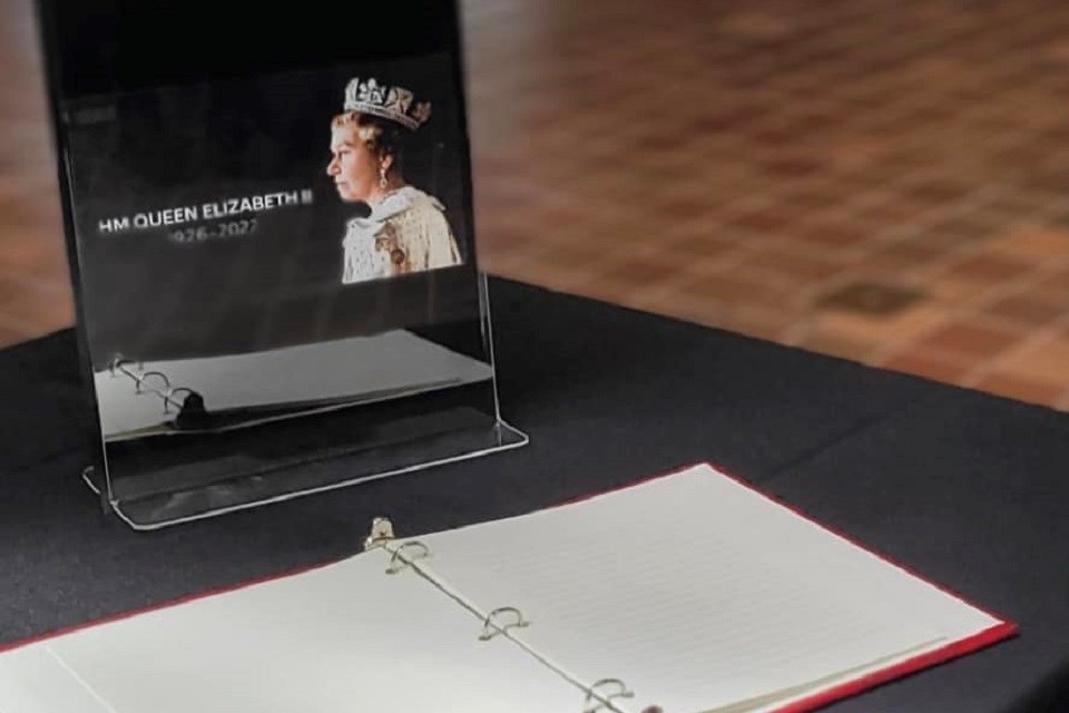 2022 09 09 Queen Condolence Book (Al McDonald Facebook)