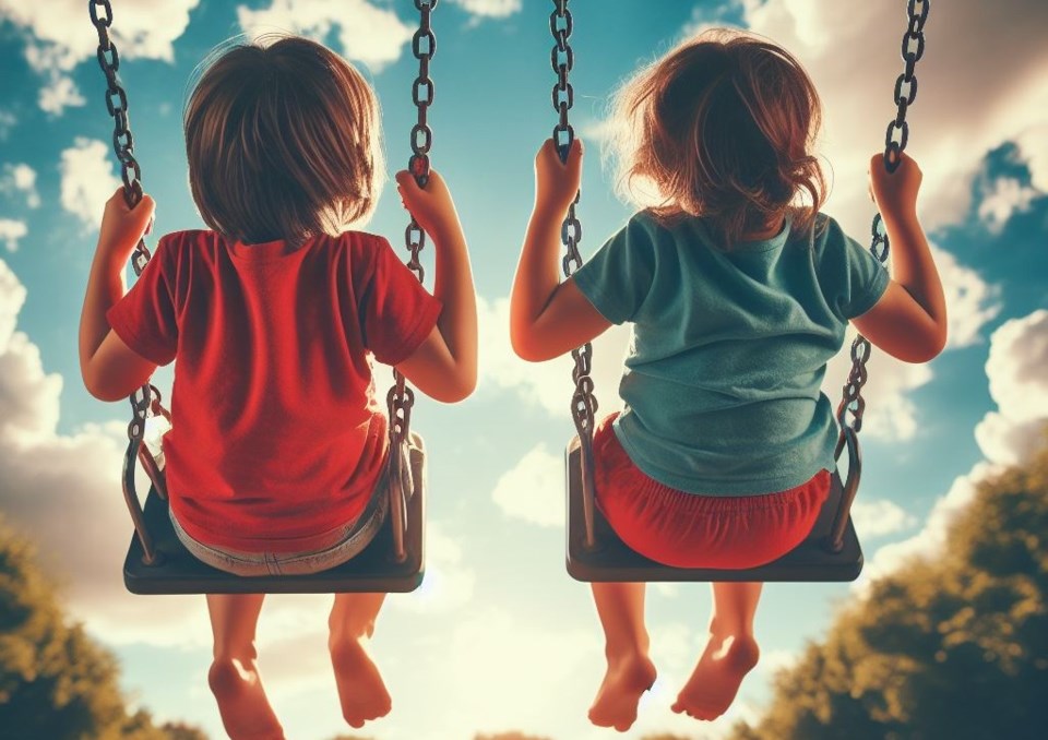 2023-chidren-on-swings