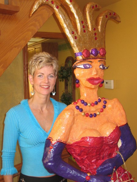 <b>Artist Linda Wilson poses with Rosie, the Queen of Passion. Photo by Phil Novak, BayToday.ca.</b>