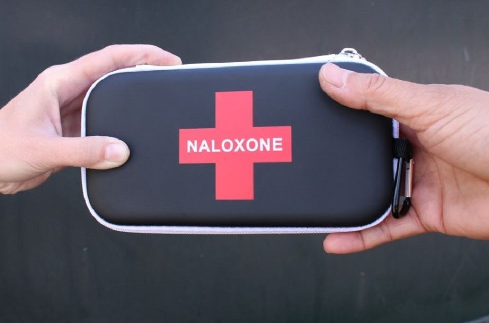 Naloxone kit 