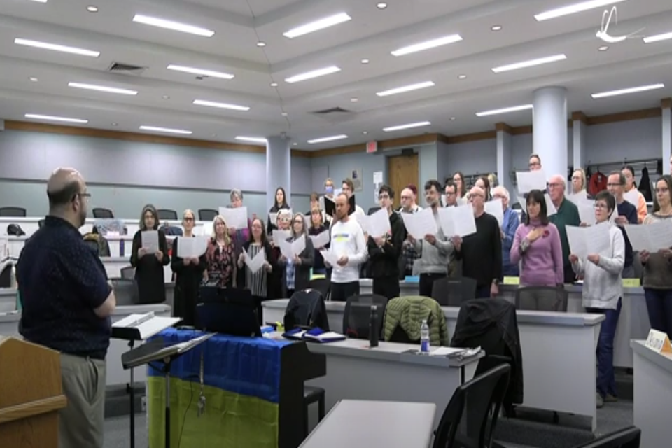 PODCAST: Choir sings Ukrainian anthem to mark invasion milestone ...