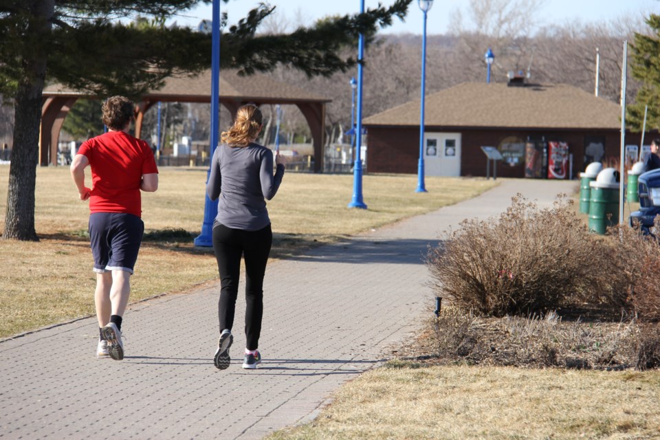 USED-170428 3 Nice weather brings out the joggers, North Bay waterfront. Photo by Brenda Turl for BayToday.