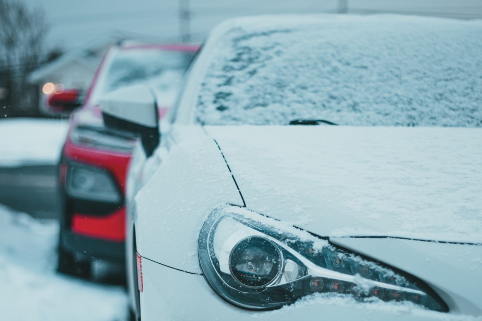 2022-10-27-snow-parking-pexels-erik-mclean-7192154