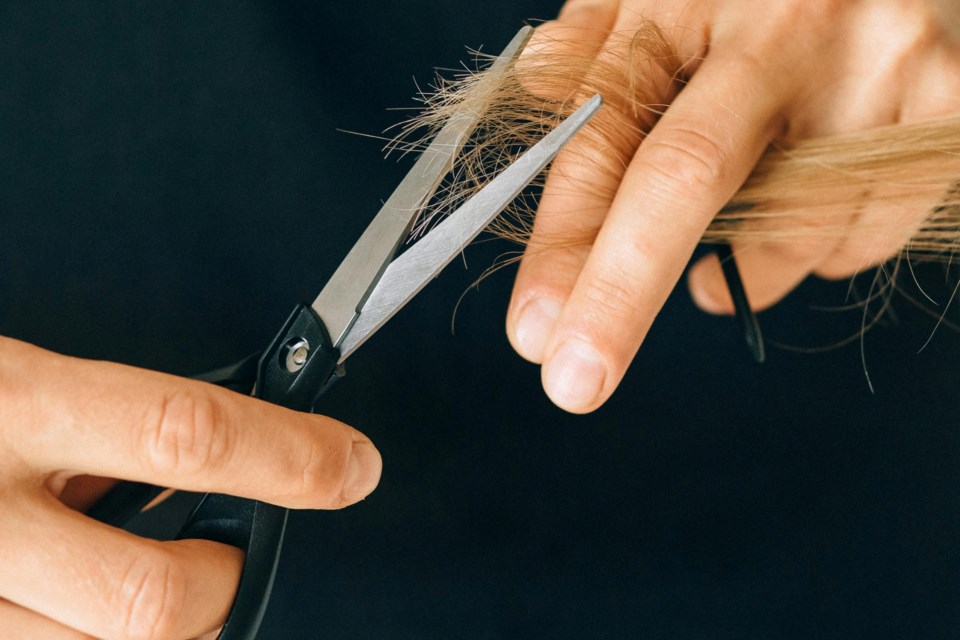 2024-08-19-haircut-scissors-hairstyle-pexels-n-voitkevich-8467965