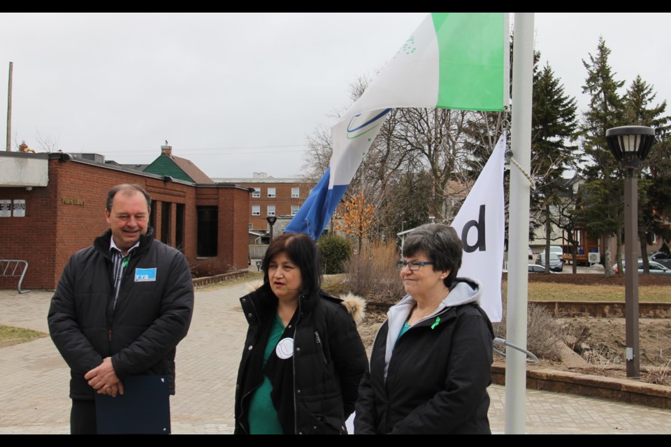 Mayor Al McDonald is joined by Mary Beaucage and Claire Stewart from the Nipissing Gift of Life Association at a flag raising at City Hall this morning. Photo by Jeff Turl.
