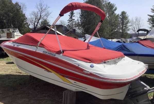 Four Winns 20-foot Bowrider, red in colour