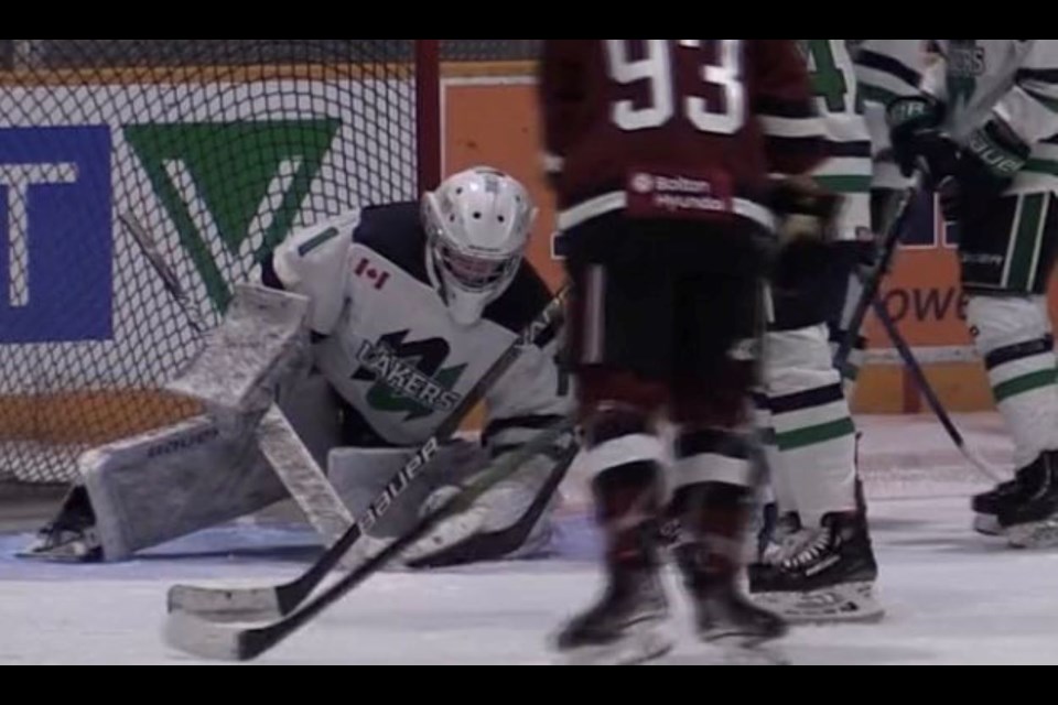 Kaylee Lang in net for the U18 AA Lakers. 