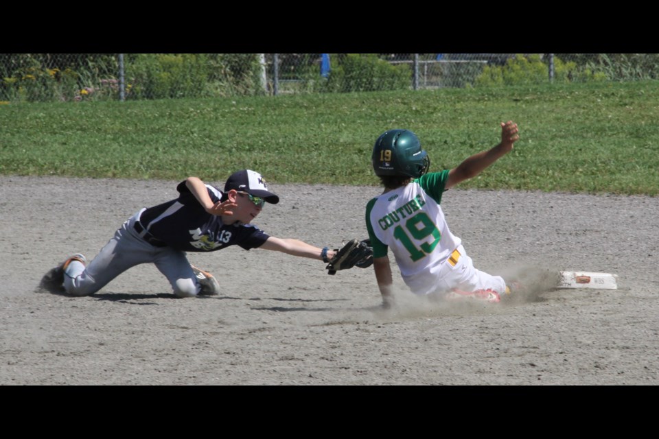 Stingers 2nd baseman Nate Sinclair tries to apply a tag on a Shamrocks baserunner.  Photo by Chris Dawson.  