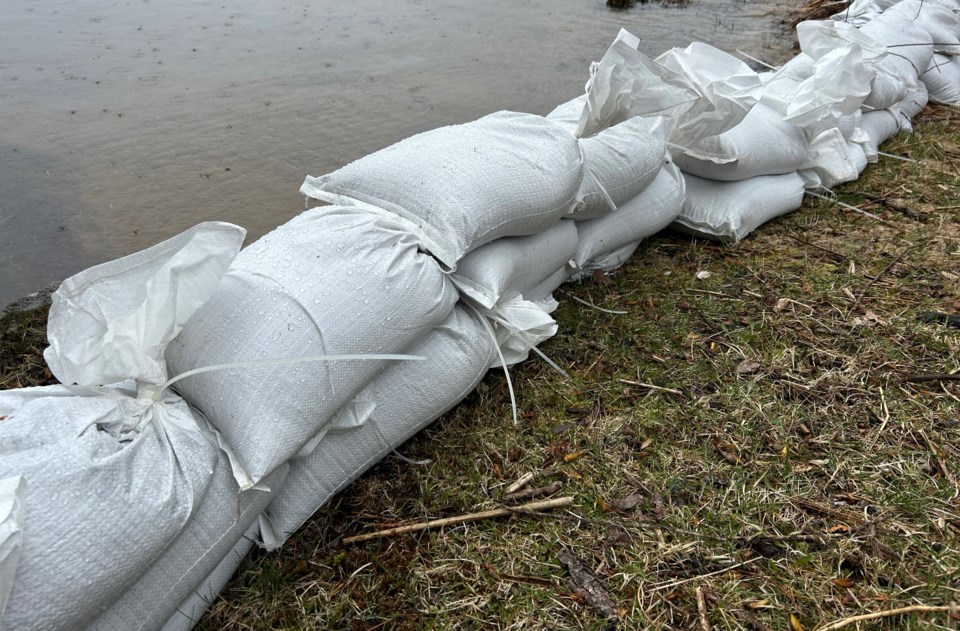 20240501-flooding-sandbags-lake-nipissing-turl-3