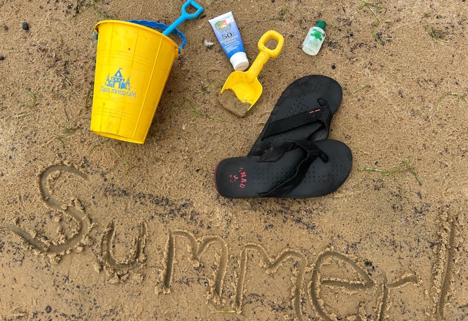 20240620-summer-beach-buckets-flip-flops-turl