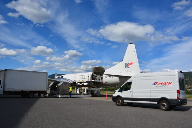 kf-crews-load-a-convair-580-as-part-of-the-current-bcfn-contract-with-purolator-3_p4097725