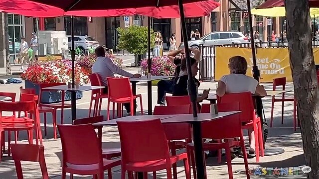 patio-empty_tables_castanet