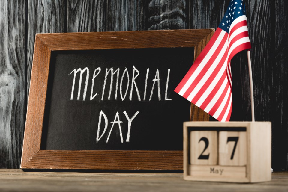 chalkboard-with-memorial-day-lettering-near-woode-2023-11-27-05-06-23-utc