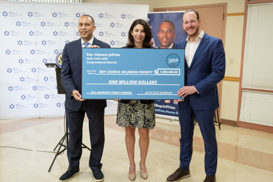 jeffries-announces-1m-fed-funding-for-met-council-emergency-kosherhalal-food-program