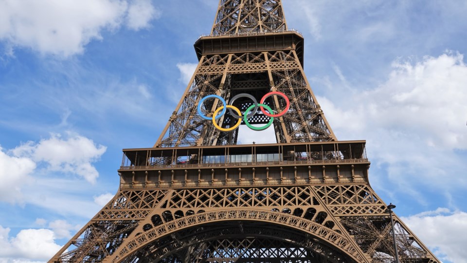 olympic_rings_on_the_eiffel_tower_2024_24