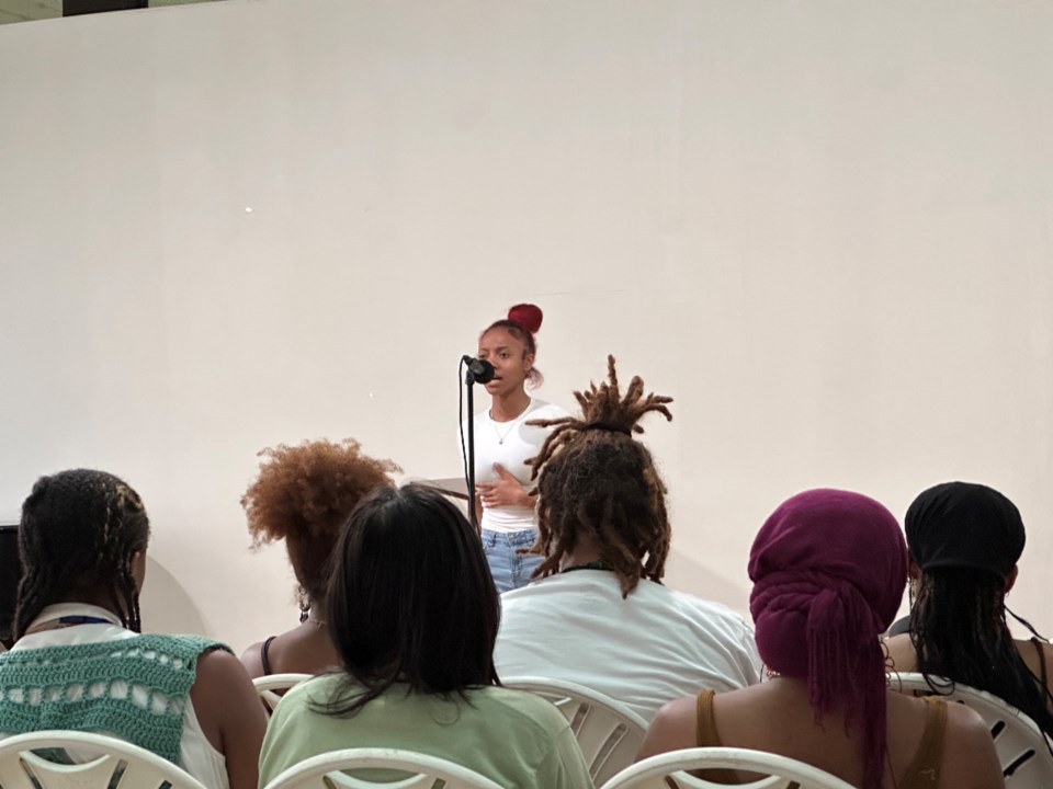 poet-aniyah-graces-the-stage-during-round-1-of-the-semifinals