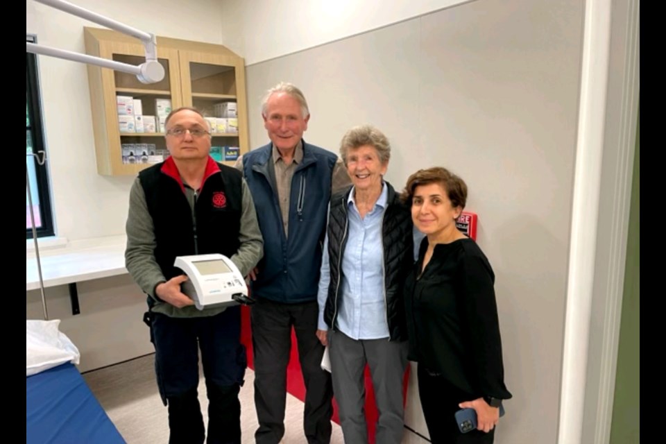 Steven Trende and Hilary Butler of Bowen Rotary present a urine analyser to the Bowen Health
Centre, represented here by Dr. Matt Blackwood and executive director Suzanne Saatchi. 