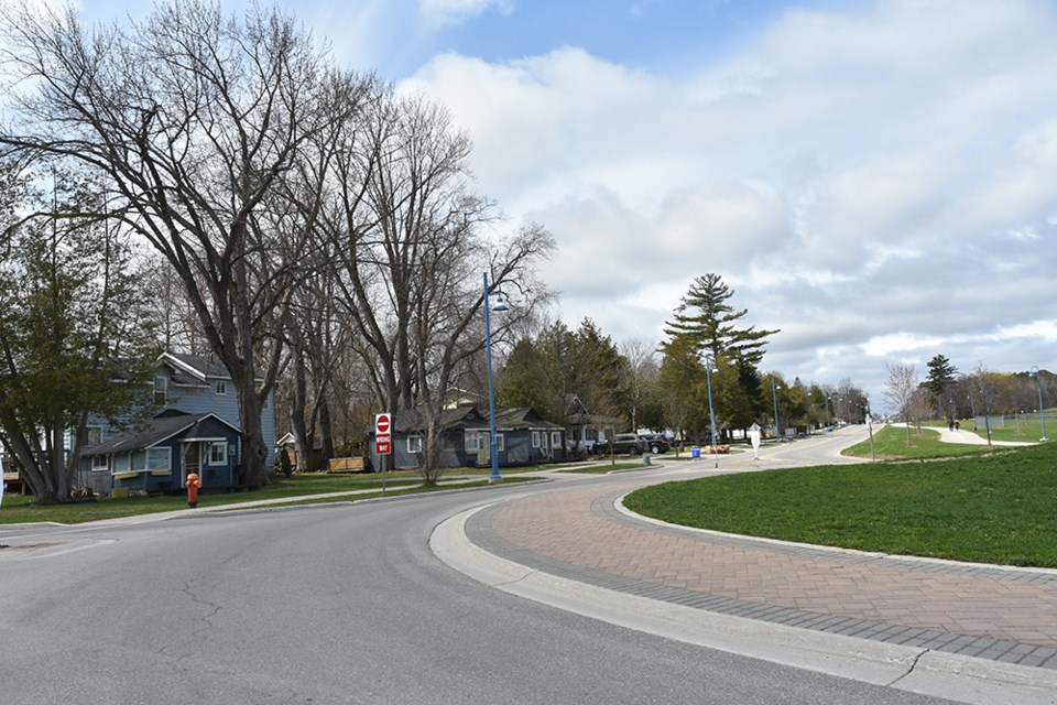 Looking west along Innisfil Beach Road - with the park to the right, and homes under Interim Control Bylaw to the left. Miriam King/Bradford Today