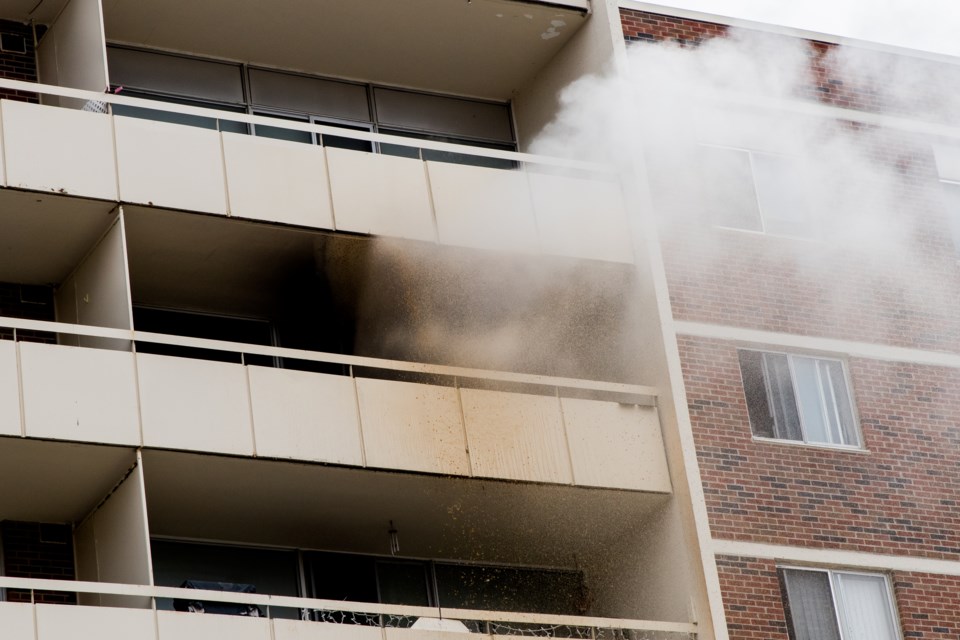 Visible smoke from the 7th floor apt. at the rear of the building. Paul Novosad for BradfordToday