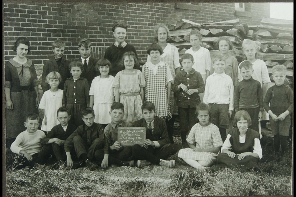 Coulson's Hill school's class of 1922 is shown.