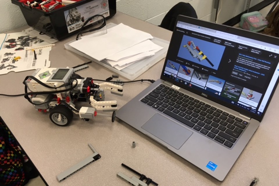 2023-03-01-hdsb-stem-programming-robot-lh-6