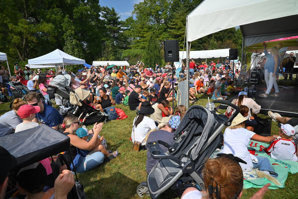 A huge crwod gathered for the Sharon and Randi Show sings Sharon, Lois and Bram.