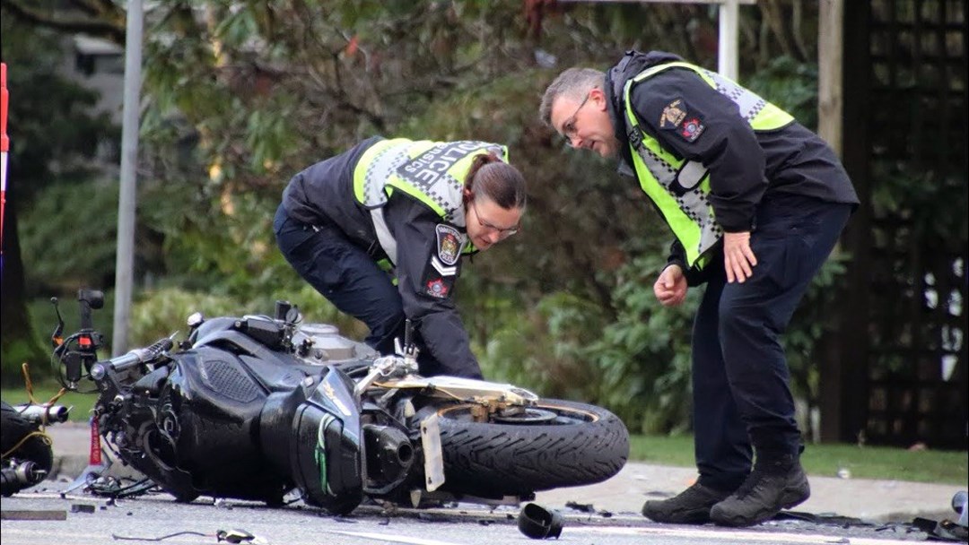 伯纳比皇家骑警寻求目击者和车载摄像头记录的严重摩托车事故
