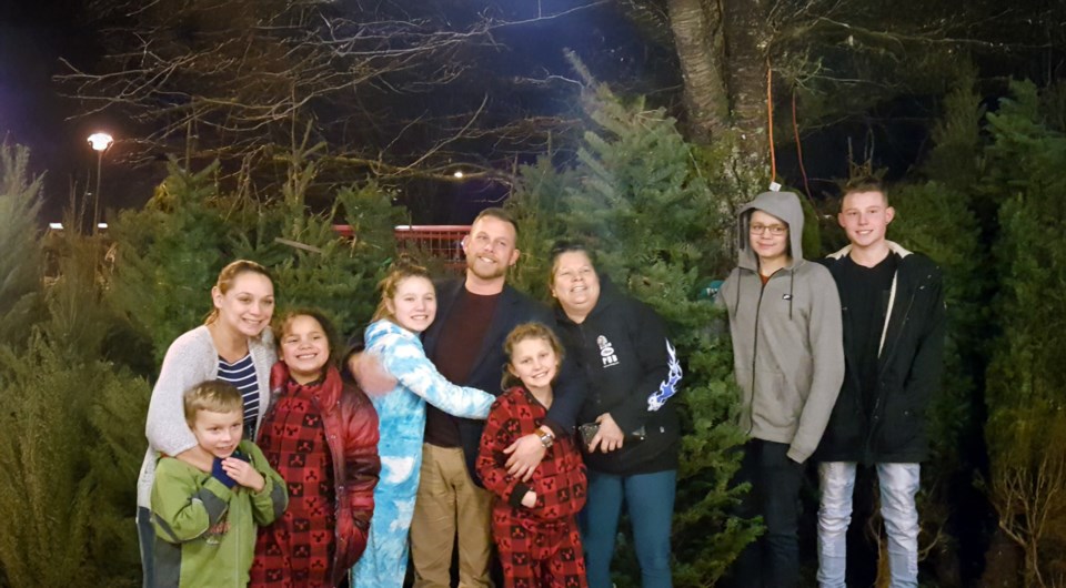 1-aunt-leahs-tree-lot_family-photo-1