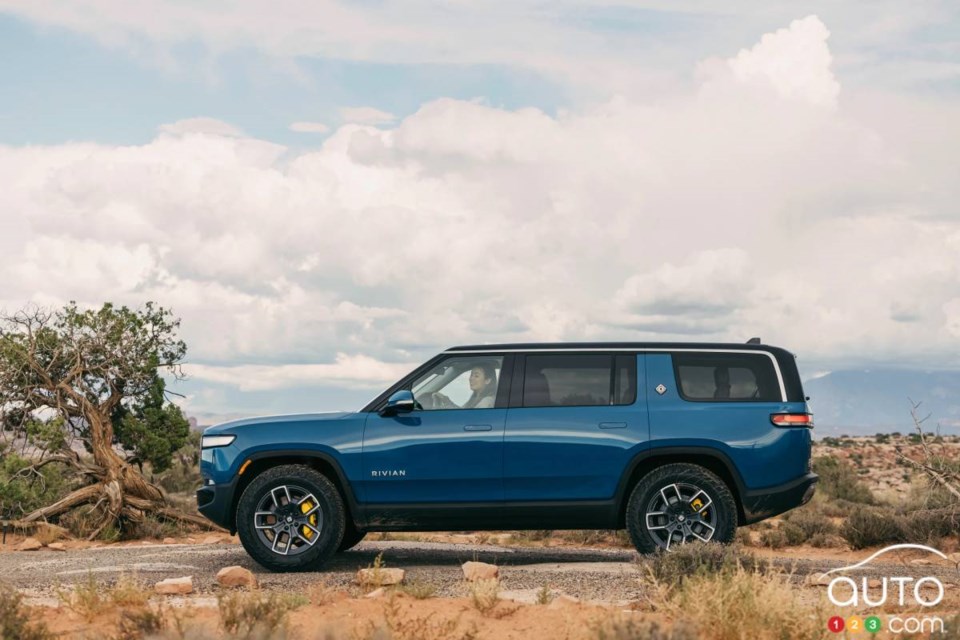 2022-rivian-r1s-03fr