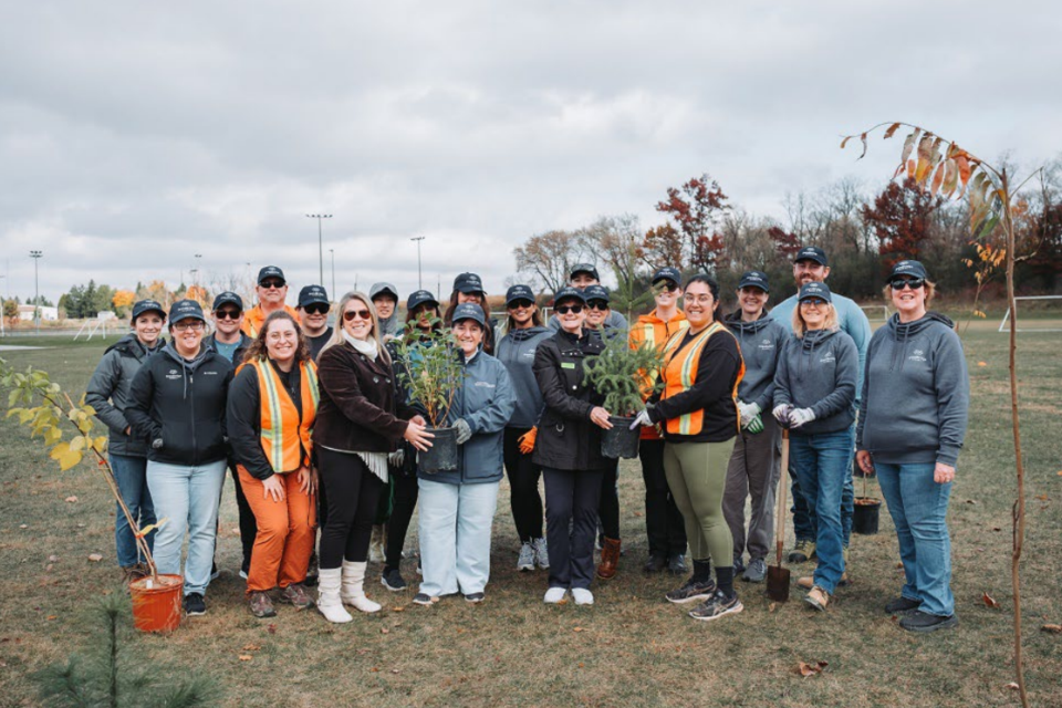 Cedar Creek Public School Principal Stephanie Morris, Sue Foxton, Mayor of North
Dumfries Township and Sarah Hughes, President and CEO of GrandBridge Energy, gather with GrandBridge Energy employees and Sustainable Waterloo Region representatives. Over 100 plants and shrubs were dug, planted and mulched on October 28, 2024, to create a sustainable Microforest in the schoolyard at Cedar Creek Public School in Ayr.