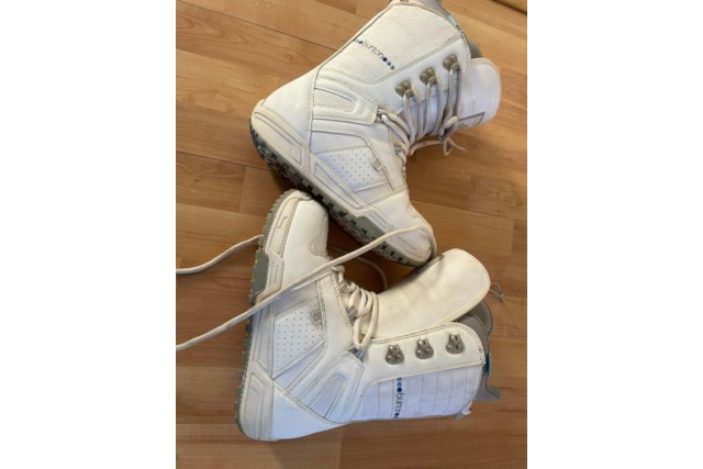 Womens snowboard boots size on sale 8