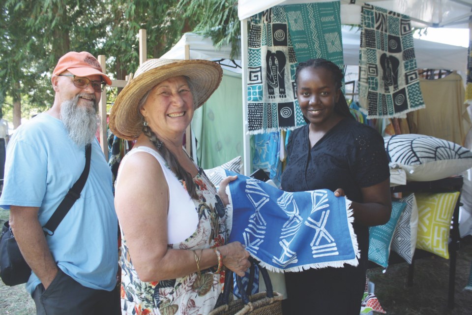 Bill and Janice Patterson, visiting from Chilliwack, chatted with entrepreneur Linda Adimora of Batiqua MRKT.