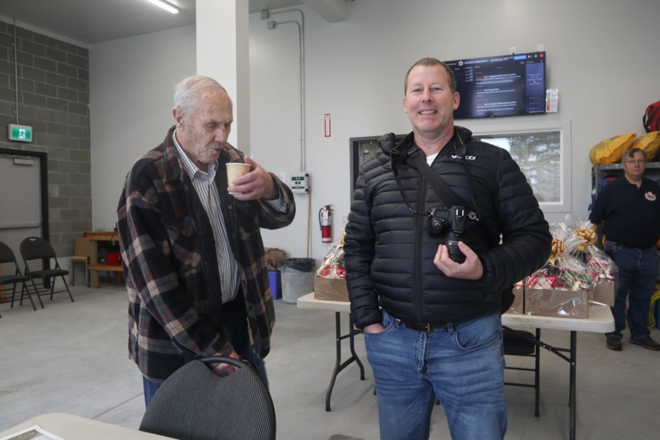 Resident Ray Phillips (left) shared stories with
Harbour Spiel editor Brian Lee.