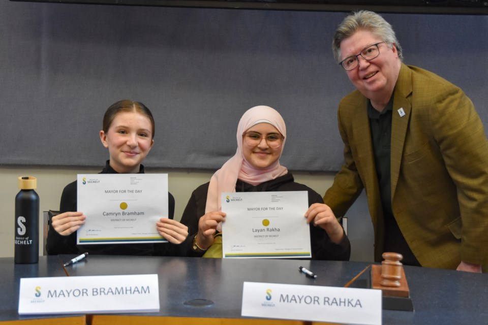 Camryn Bramham and Layan Rakha were co-mayors of Sechelt last week.
Mayor John Henderson dropped in to take a photo with his colleagues. 