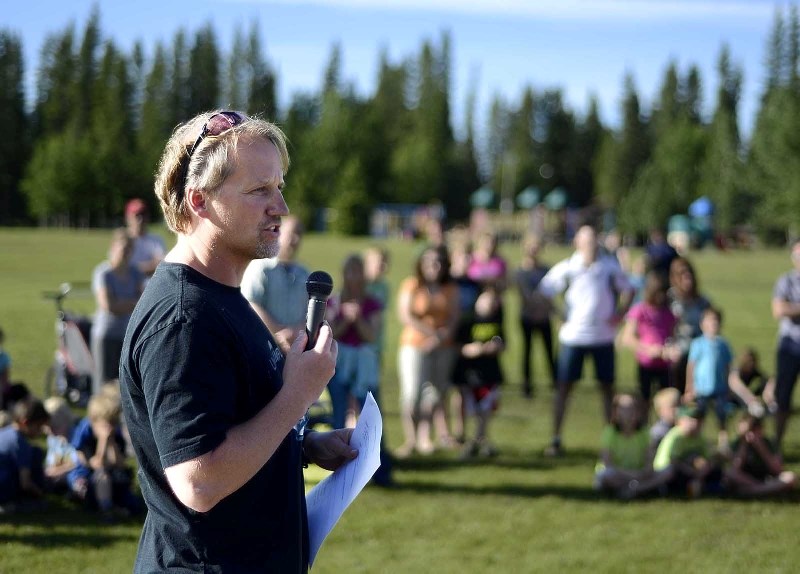 Redwood Meadows Mayor John Welsh speaks to a crowd of over 100 at a community barbecue June 27.