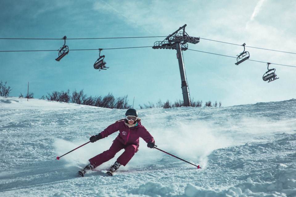 2020_12_03 Skiing downhill_Unsplash_JG