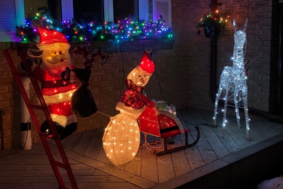 Homes around Elliot Lake are showing off their true colors to light up the Christmas season.