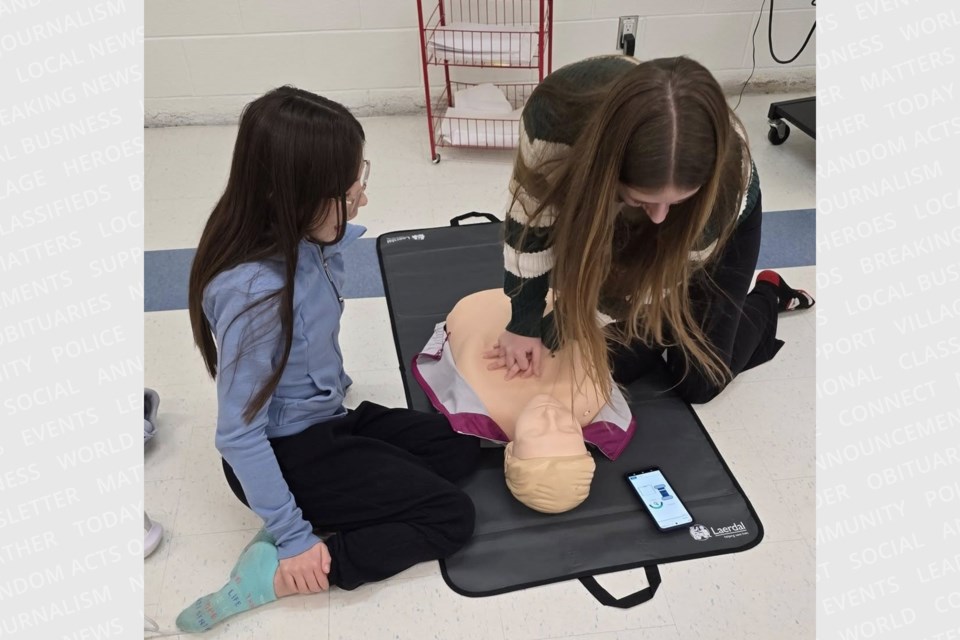 Students in grades 7 and 8 from École catholique Georges Vanier learn about the paramedics field.