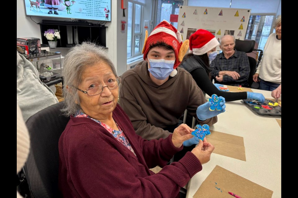 Recently, students visited residents of Golden Birches to spread their Christmas spirit. During this intergenerational fun-filled outing, students and residents played bingo and decorated delicious Christmas cookies.